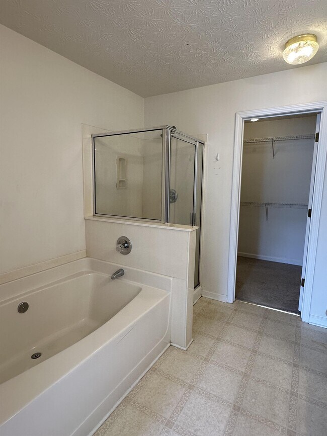 Building Photo - 3823 Grovemont Pl