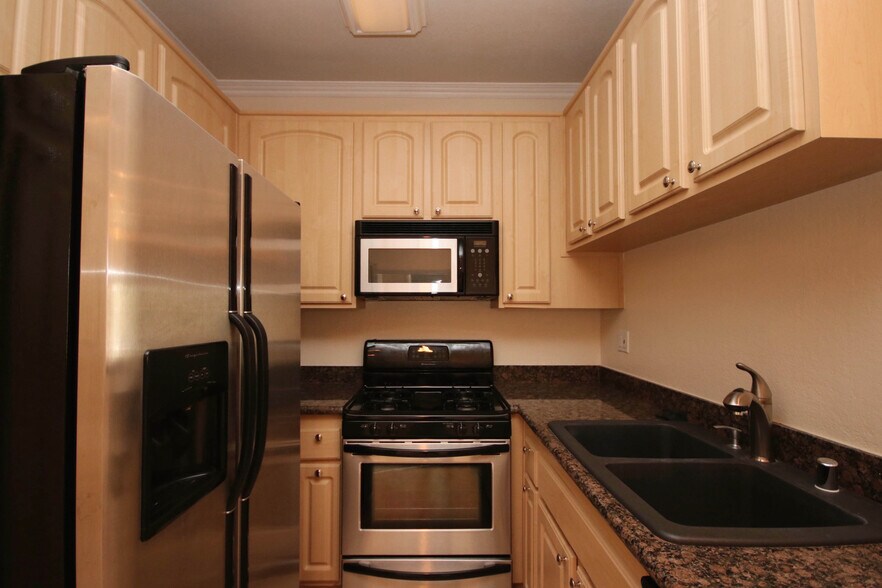 Building Photo - 300 N El Molino Ave