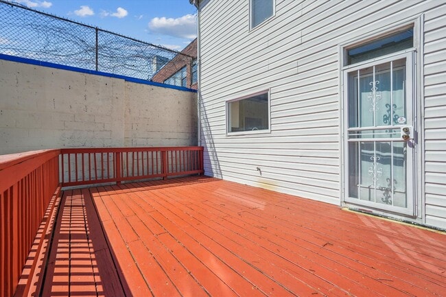 Building Photo - Charming and very Spacious 3 BR/3.5 BTH in...