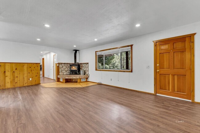 Building Photo - Mountain Lodge Home 1 Mile Away from the C...