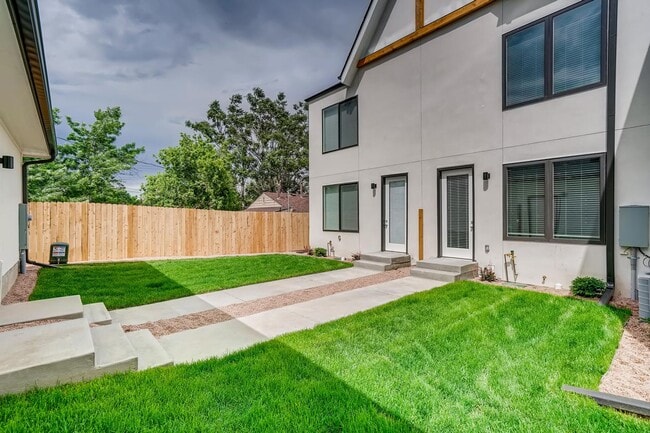 Building Photo - Beautiful 2 Bedroom Townhome