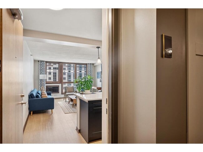 Building Photo - 433 S 7th St