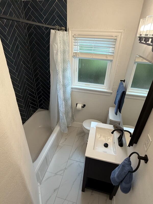 Building Photo - 1233 NE 14th St