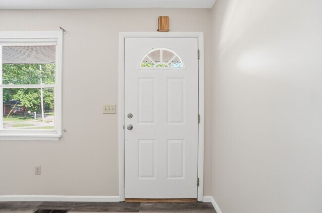 Building Photo - Three Bedroom Home with Great Outdoor Entertainment Space!