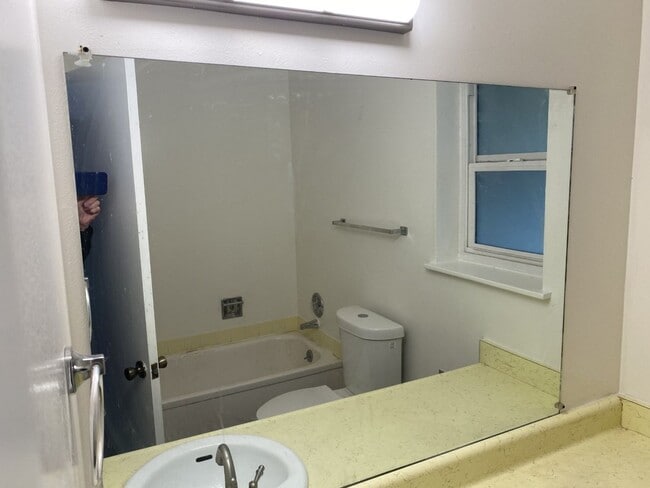 Building Photo - Lovely 2 Bedroom, 2 Bath Home