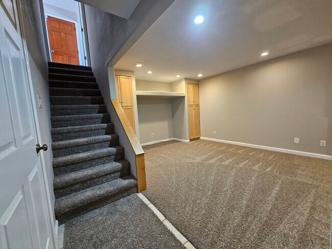 Building Photo - Virginia Village Home New Paint, Carpet, Blinds Backs up to Cherry Creek Trail