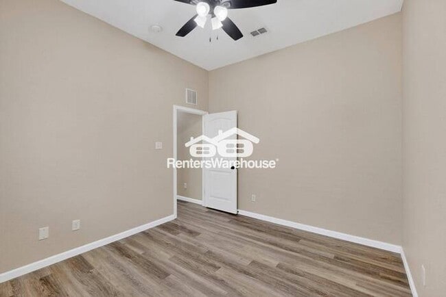 Building Photo - Great Location and Fully Refreshed Move In...
