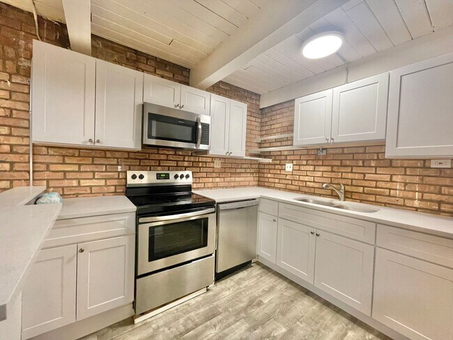 Building Photo - 806 S Loomis St