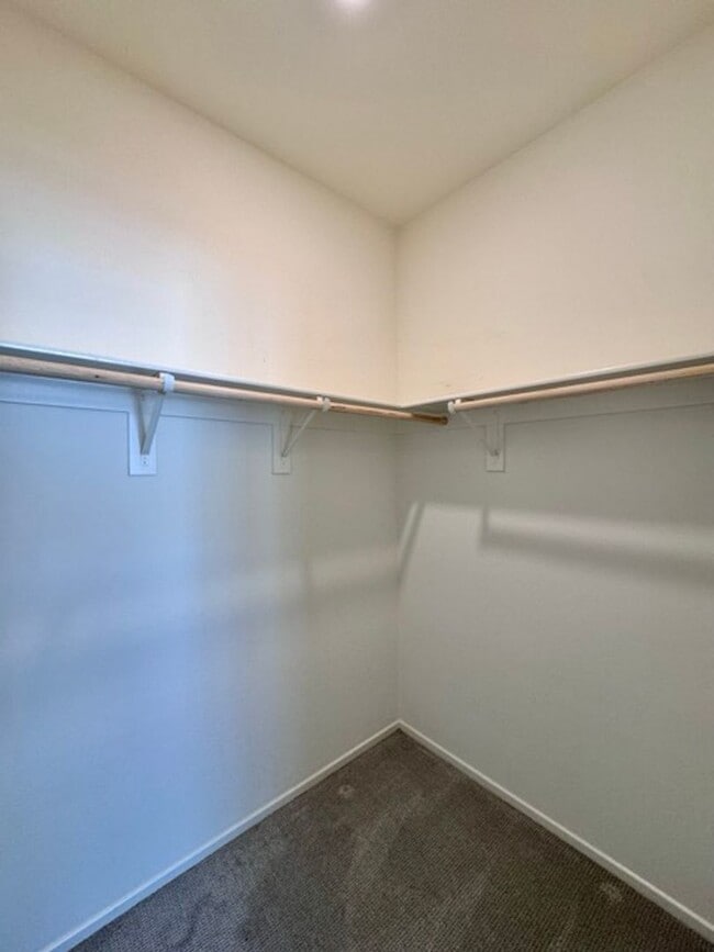 Building Photo - Spacious 3 Bedroom, 2.5 Bathroom Townhome ...