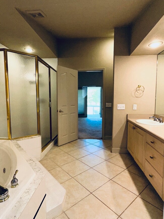 Building Photo - 10947 Palmetto Blvd