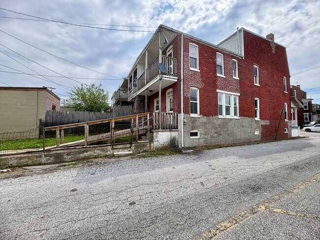 Building Photo - 923 W Princess St