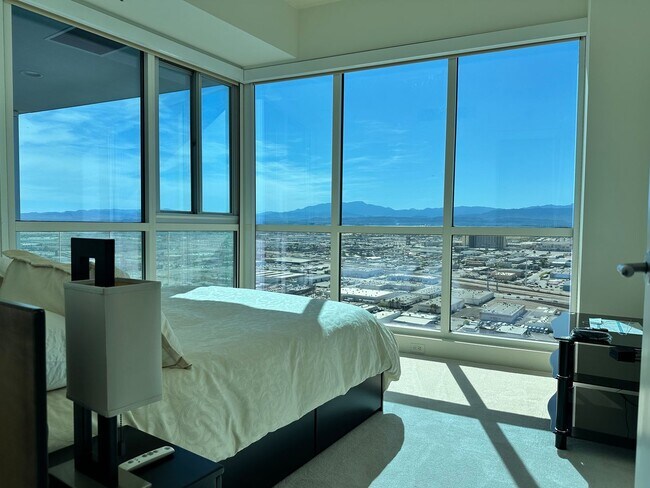 Building Photo - 4525 Dean Martin Dr