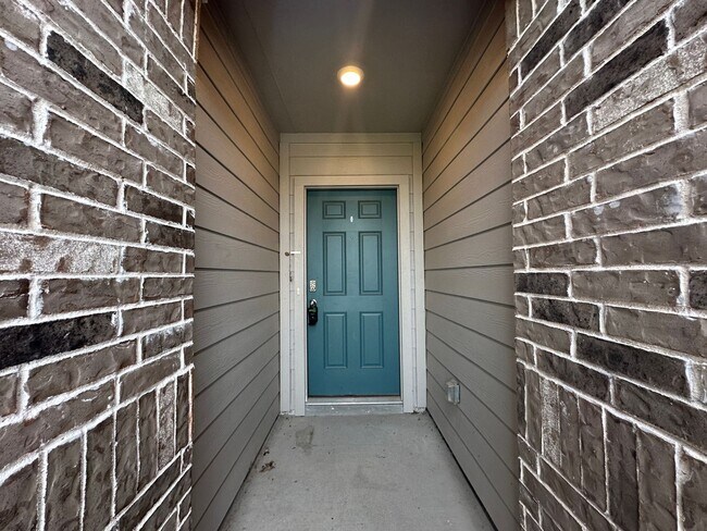 Building Photo - Classic Three Bedroom Two Bath Home in a Great Neighborhood