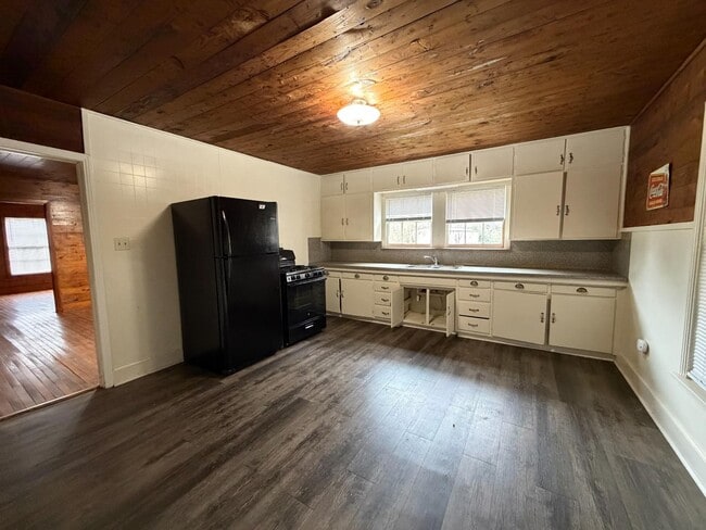 Building Photo - 2021 Center Rd