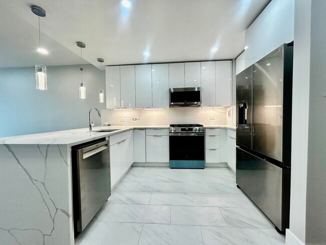 Building Photo - 20 Newport Pkwy