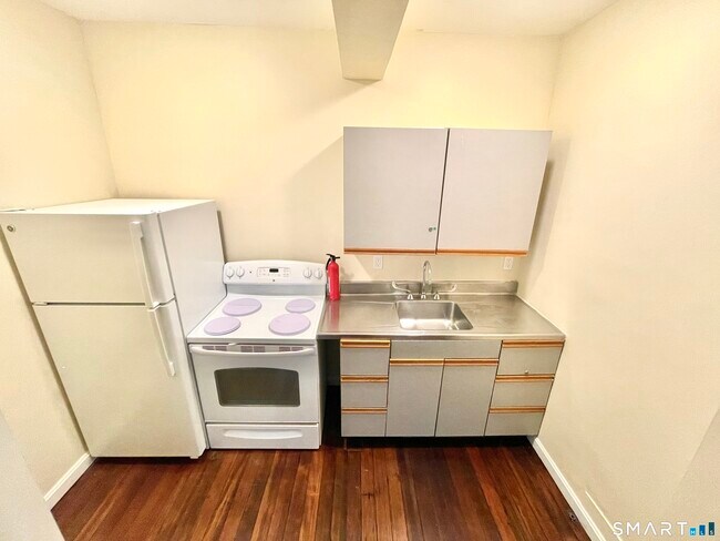 Building Photo - 1015 W Main St