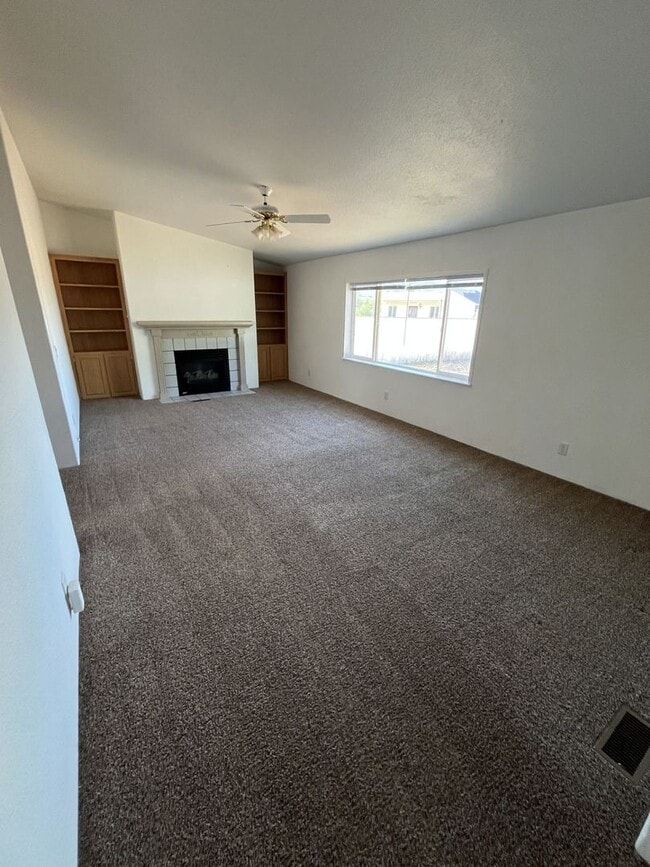 Building Photo - Beautiful Home in Fairview