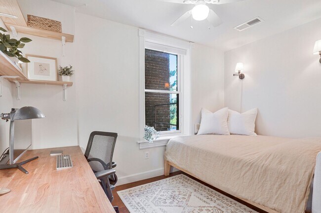 Building Photo - Kalorama Apartment – Renovated One-Bedroom with Private Balcony