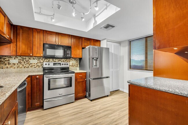 Building Photo - Updated 2-Bedroom Condo Near the Riverwalk