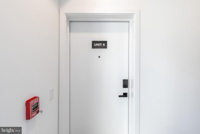 Building Photo - 608 S American St