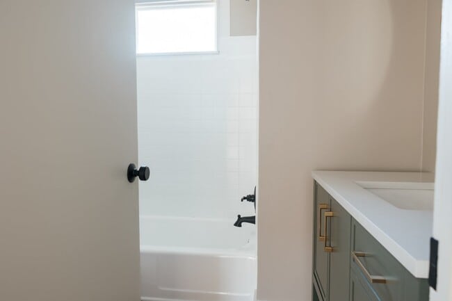 Building Photo - 332 Guilford St