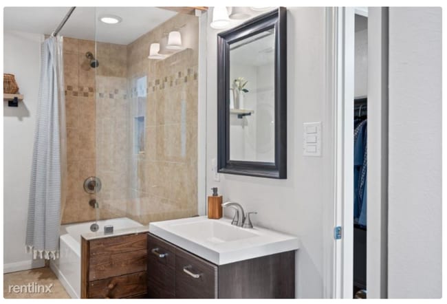 Building Photo - 1010 Allen St