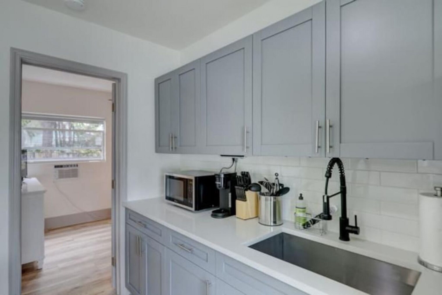 Building Photo - 834 NE 14th Ave