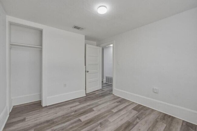 Building Photo - 1216 W 24th St