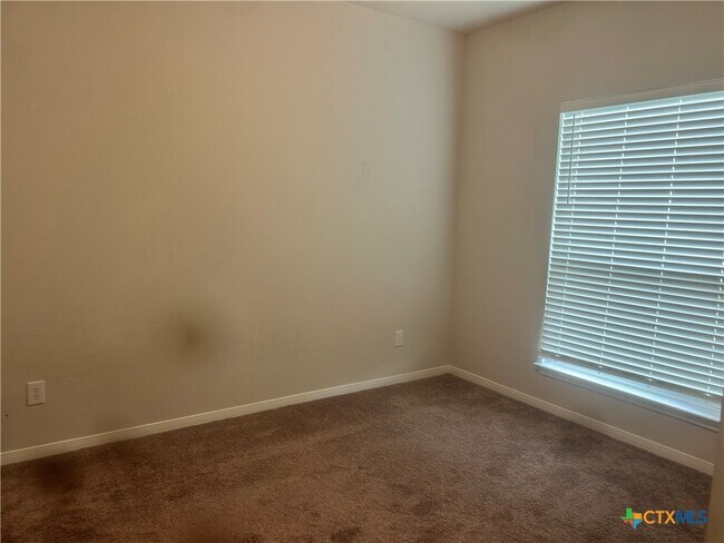 Building Photo - 631 Friar Tuck Dr