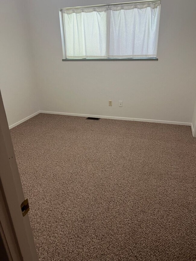 Building Photo - 3BED 1.5BATH - BONUS ROOM, LARGE YARD, WASHER/DRYER HOOKUP, DRIVEWAY PARKING