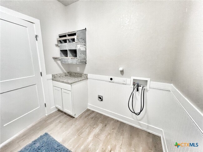 Building Photo - 223 Sapphire Dr