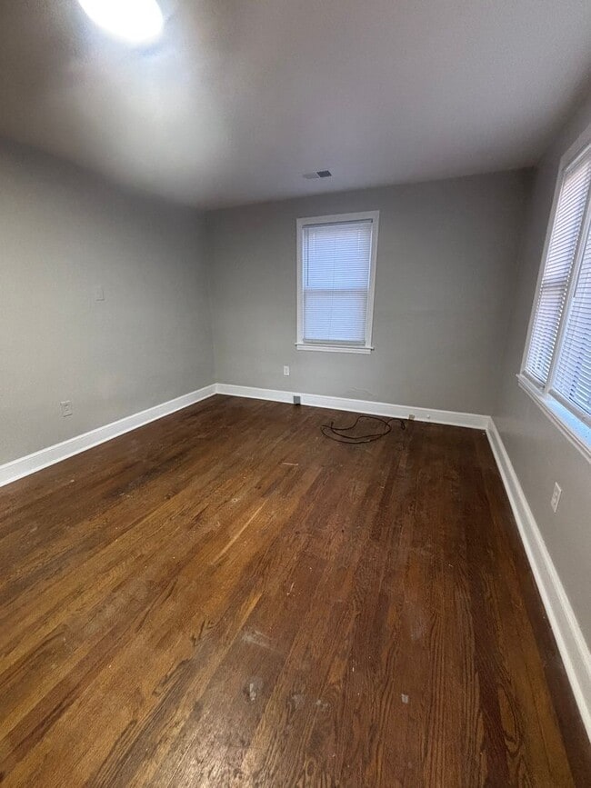 Building Photo - 2 bedroom 1 bathroom house