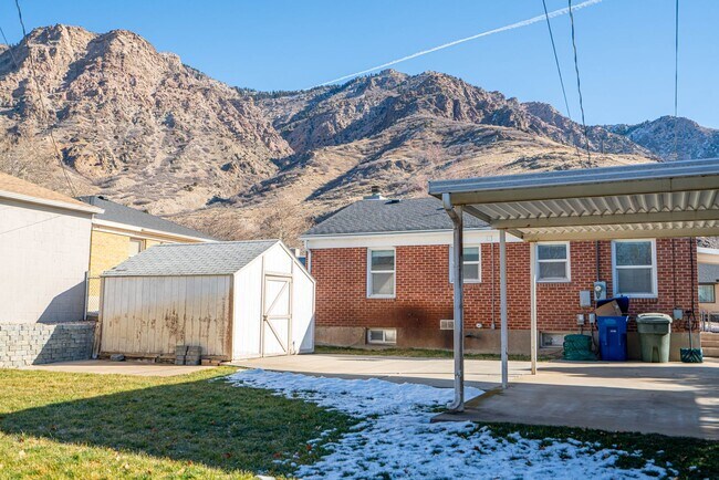 Building Photo - 3 Bed 1.5 Bath Updated Home with Private Fenced Backyard and Mountain Views