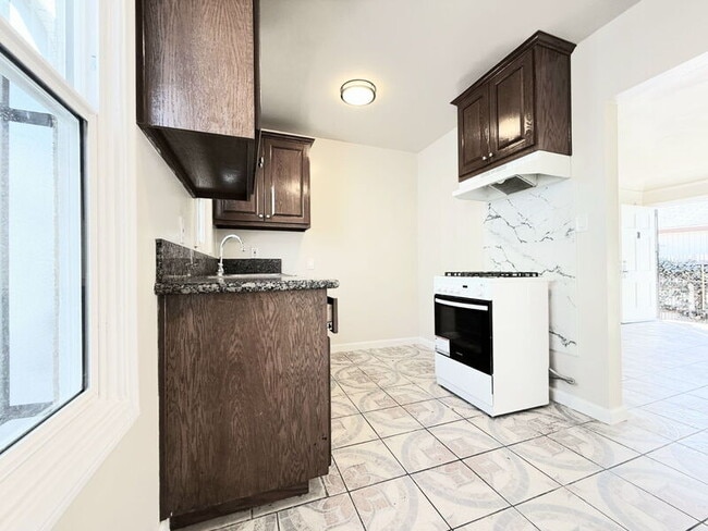 Building Photo - 338 W 61st St