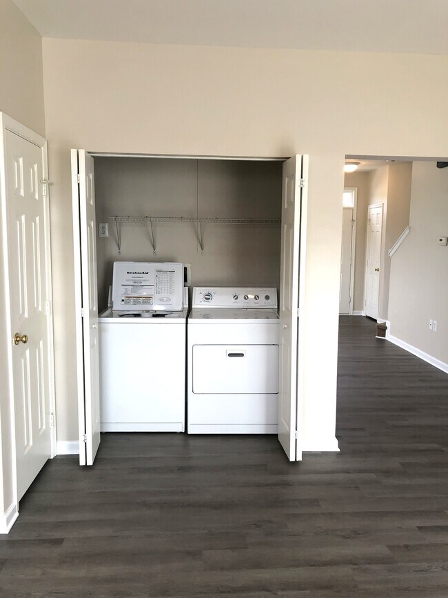 Building Photo - 1001 Meadow View Dr