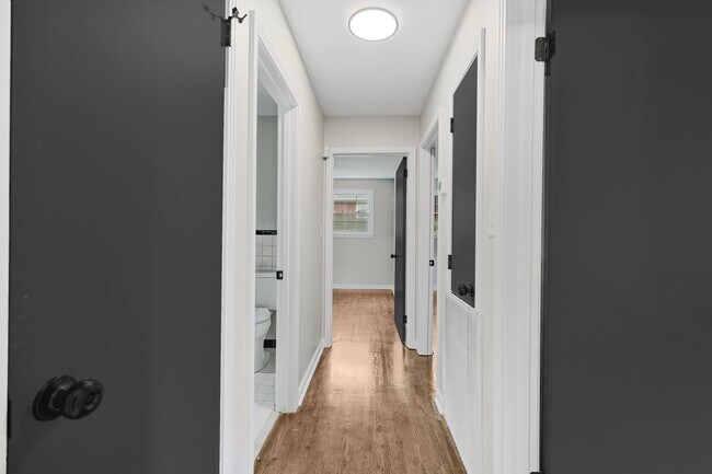 Building Photo - 3 Bedroom 2 Bath Home For Rent Near Downtown!