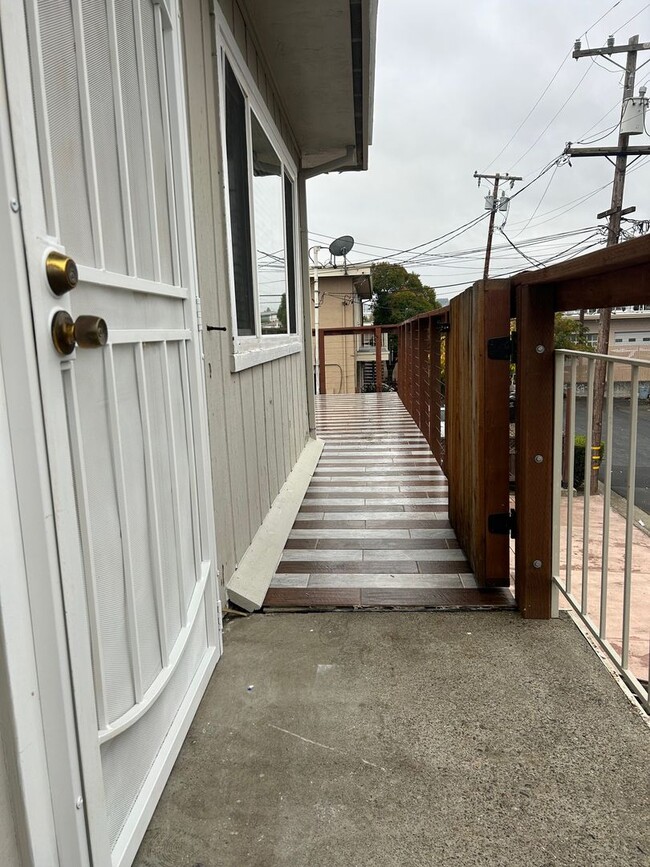 Building Photo - Spacious 2 bedroom 1 bathroom in the beaut...