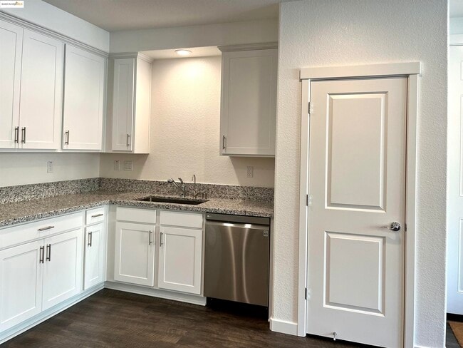 Building Photo - 2700 Wildflower Sta Pl
