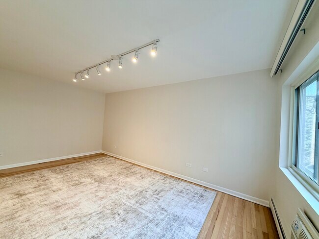 Building Photo - 526 W Roscoe St