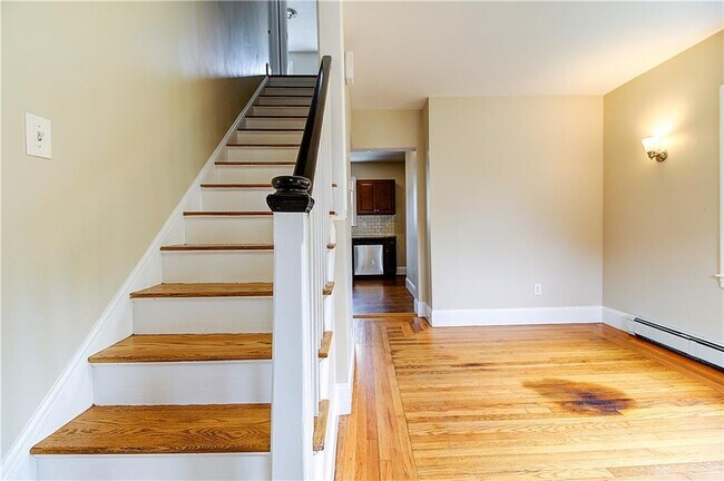 Building Photo - 614 River Ave