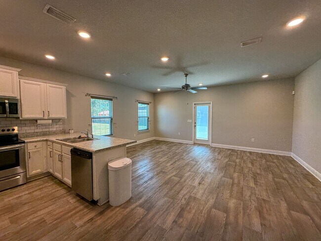 Building Photo - 3 bedroom 2.5 bath townhome tucked inside ...