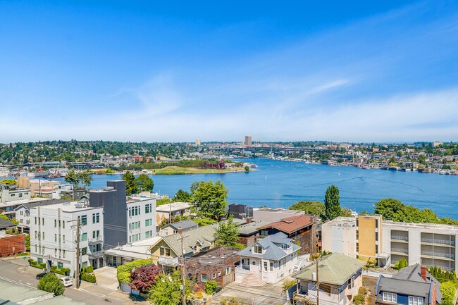 Rooftop Deck - 655 Crockett St
