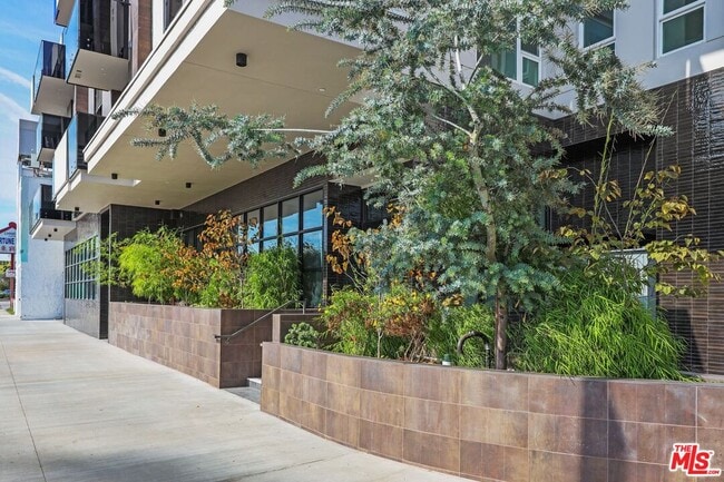 Building Photo - 951 Ogden Dr