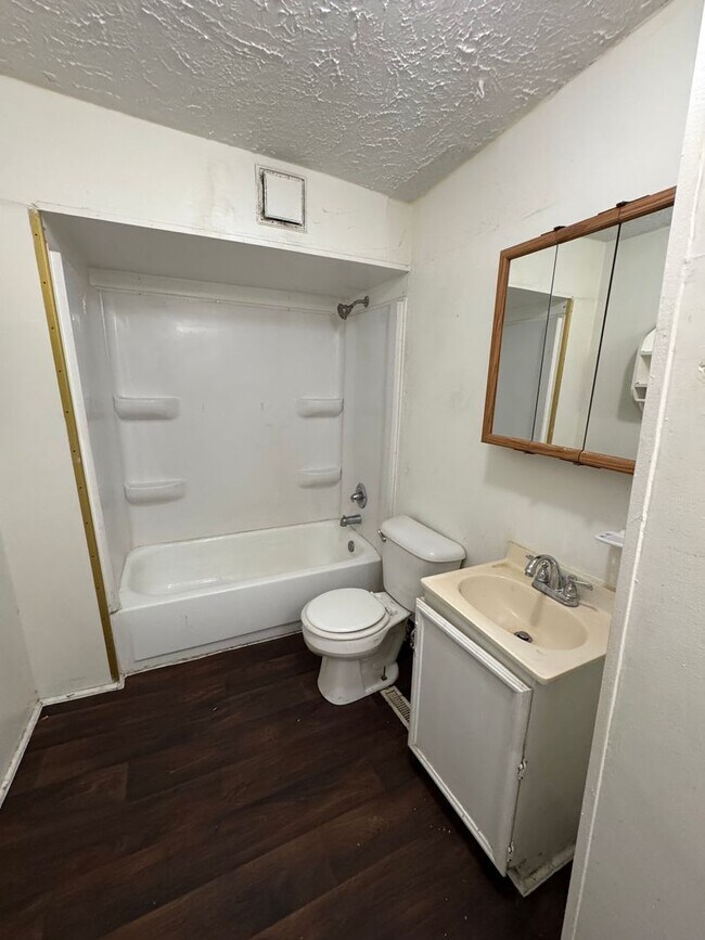 Building Photo - 428 7th St