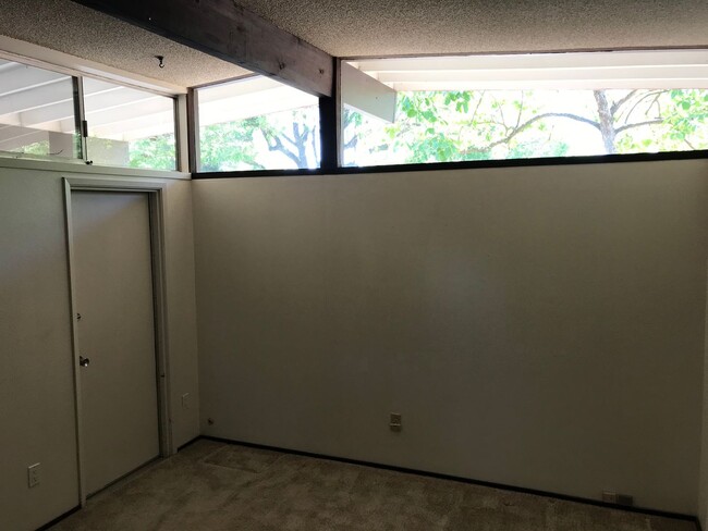 Building Photo - Sprawling 7 bedroom home available for sum...