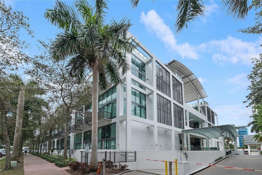 Building Photo - 6000 Collins Ave