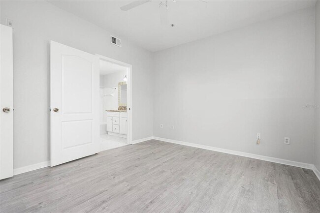 Building Photo - 4126 Central Sarasota Pkwy