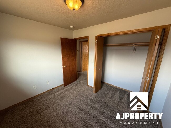 Building Photo - 409 Cottonwood Dr