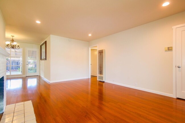 Building Photo - Charming 3 Bed, 2 bath in the East Foothills
