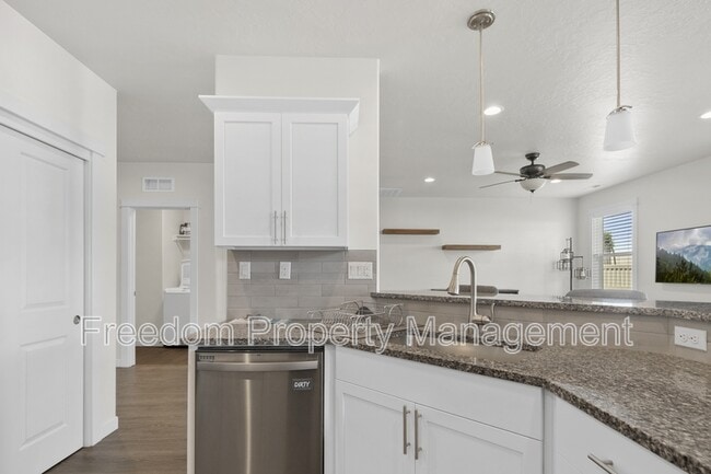 Building Photo - 6218 W los Flores Dr